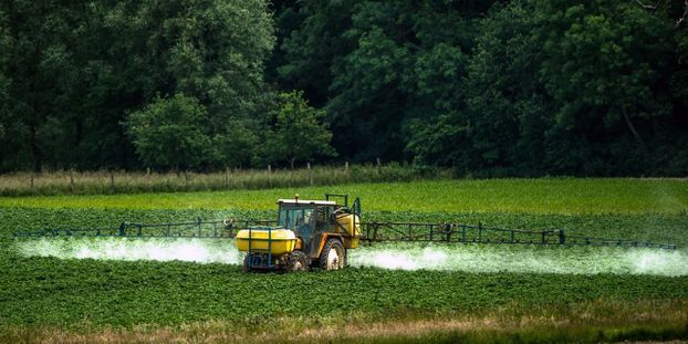 Pas de sortie totale du glyphosate en 3 ans : des ONG étrillent Emmanuel Macron