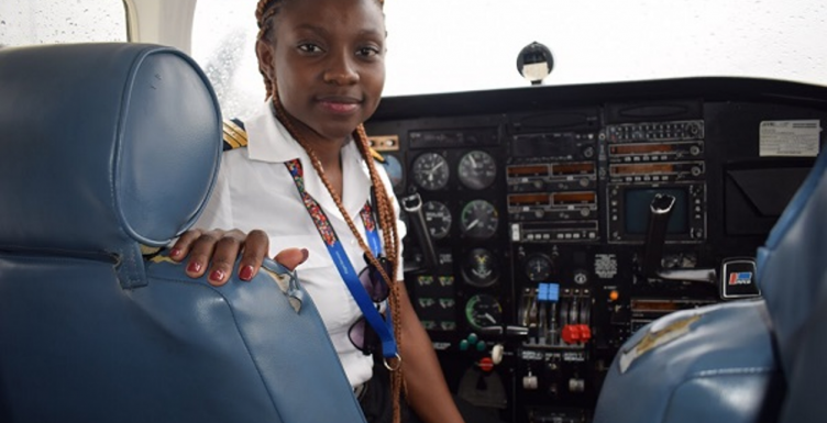 Esi Swatson: à 21 ans, elle est la plus jeune pilote de ligne du Ghana