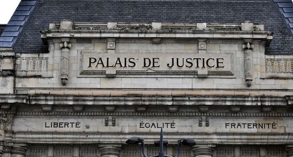 Prison ferme pour trois « gilets jaunes » après l&rsquo;incendie d&rsquo;une mairie du Loiret