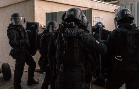 Le RAID défonce la porte d’un “gilet jaune”