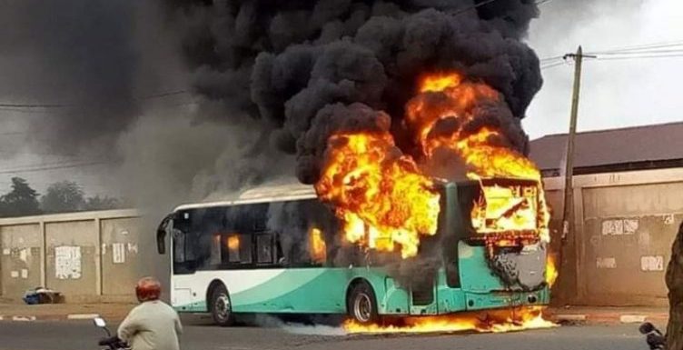Togo: un bus Sotral prend feu, les pompiers hués sur place (la vidéo du drame)