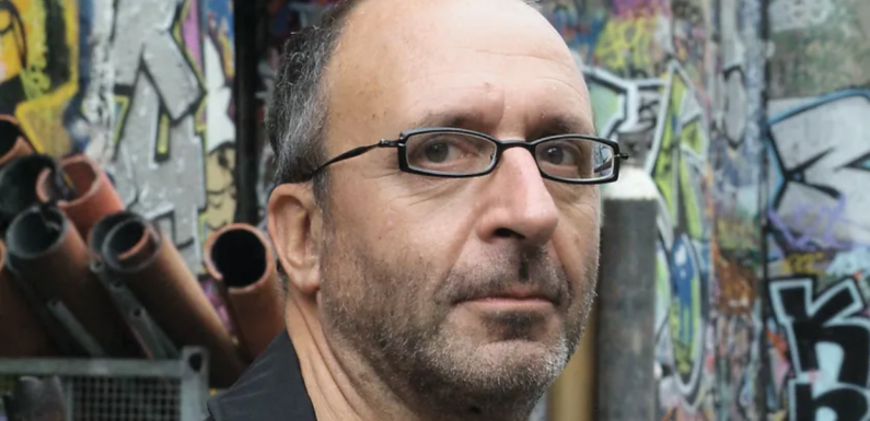 J-C Michéa : « en 1972 […] c’était un privilège de vivre en banlieue […] c’était pas du tout une politique de ghetto, de relégation, c’était le contraire »