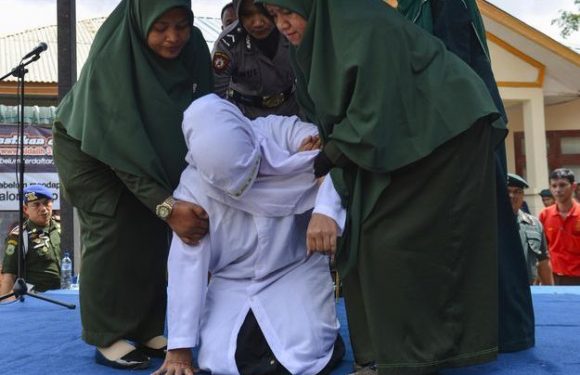 Un jeune couple flagellé pour s’être embrassé en public en Indonésie