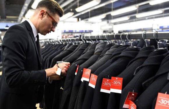 Vêtements invendus: le gouvernement veut imposer des amendes aux marques qui les jettent