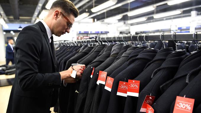 Vêtements invendus: le gouvernement veut imposer des amendes aux marques qui les jettent