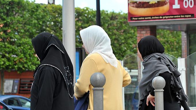 Val d’Oise : une enquête ouverte après l’exclusion d’une femme voilée au marché de Noël