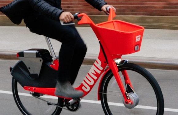 Après avoir cambriolé une banque, ce génie s’enfuit en trottinette électrique en libre service