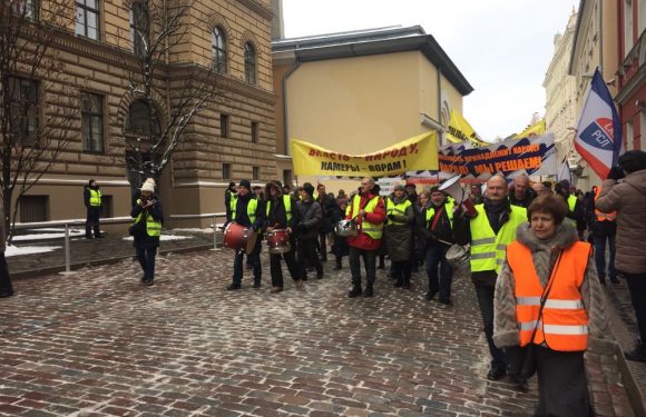 Protesters jump on « gilets jaunes » bandwagon in Latvia