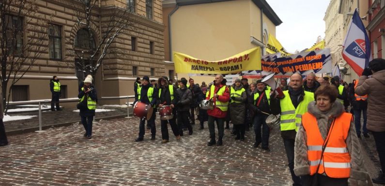 Protesters jump on « gilets jaunes » bandwagon in Latvia