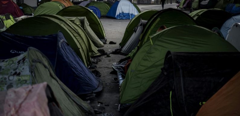 Evacuation d’un campement de migrants insalubre dans le nord de Paris