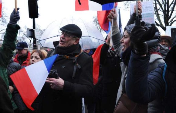 A Paris, des « foulards rouges » bien sages défilent pour « défendre les libertés »