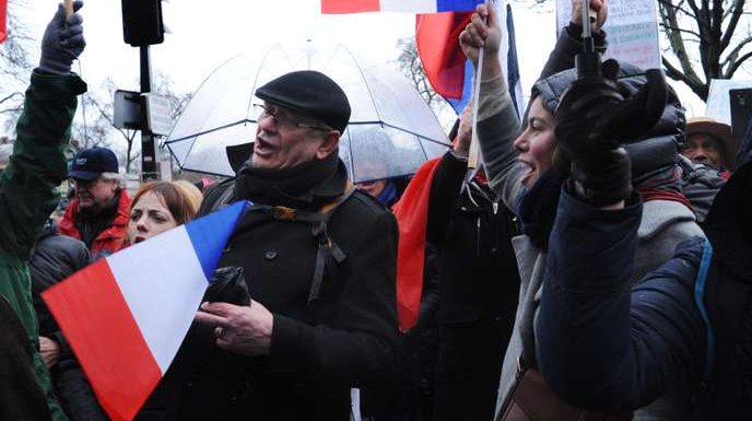 A Paris, des « foulards rouges » bien sages défilent pour « défendre les libertés »