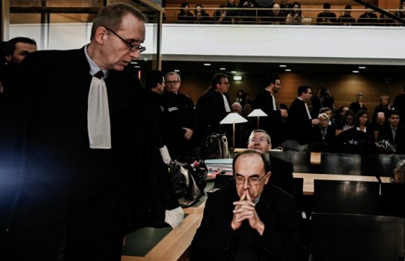 Procès Barbarin : l’Église face aux récits glaçants des victimes d’un prêtre pédophile