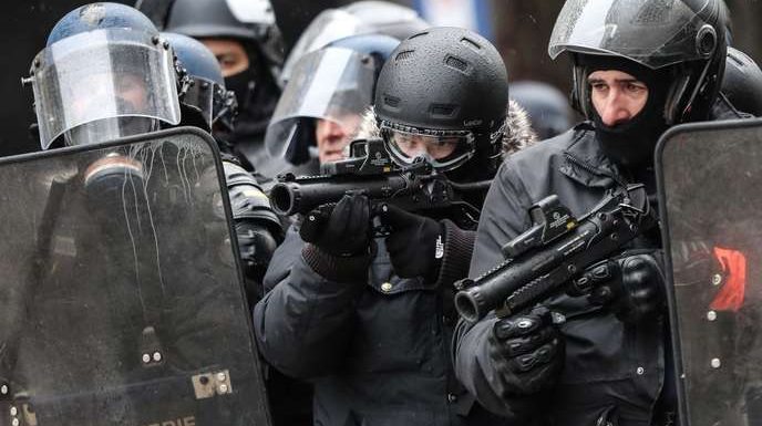 « Gilets jaunes » : à Bourg-en-Bresse, une « expérimentation » pour que les policiers filment leurs tirs