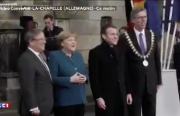 Aix-la-Chapelle : Macron accueilli par des sifflets, des huées et des”Macron démission”
