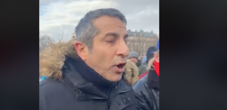 Le rétropédalage d’un foulard rouge