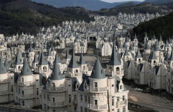 Turquie : Burj al Babas, un village de « conte de fées » censé évoquer l’architecture européenne et destiné à de riches émiratis est à l’abandon