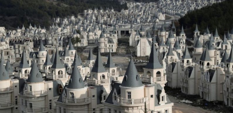 Turquie : Burj al Babas, un village de « conte de fées » censé évoquer l’architecture européenne et destiné à de riches émiratis est à l’abandon