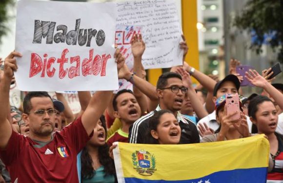 Des Vénézuéliens anti-Maduro entrent par effraction dans leur ambassade au Pérou