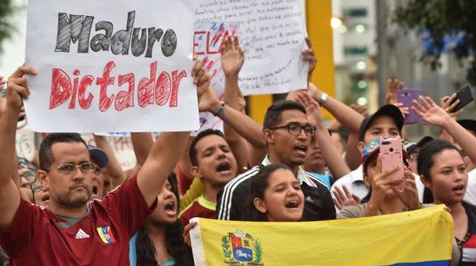 Des Vénézuéliens anti-Maduro entrent par effraction dans leur ambassade au Pérou