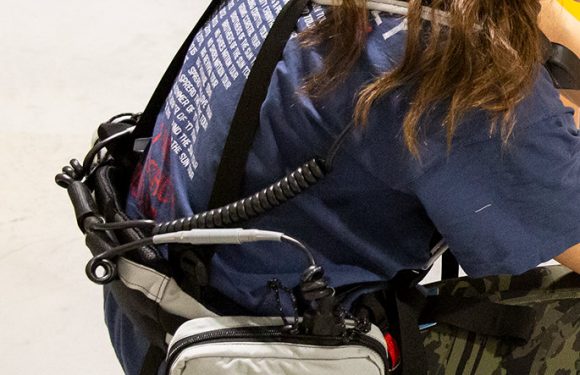 Dans les entrepôts d’Amazon, les humains doivent porter un gilet pour tenir les robots à distance