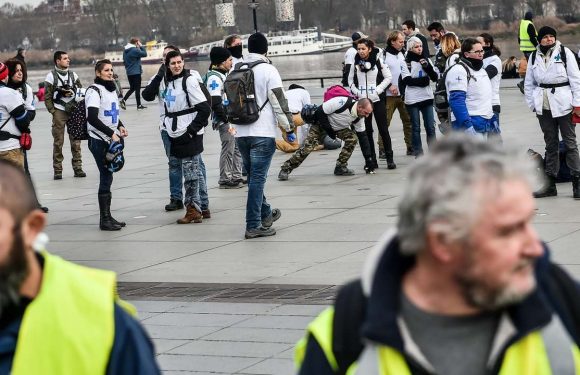 Les « street medics », des soignants militants au premier rang des manifestations
