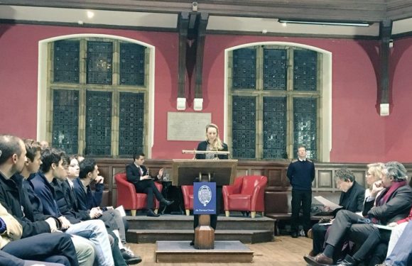 A Oxford, Marion Maréchal défend le populisme