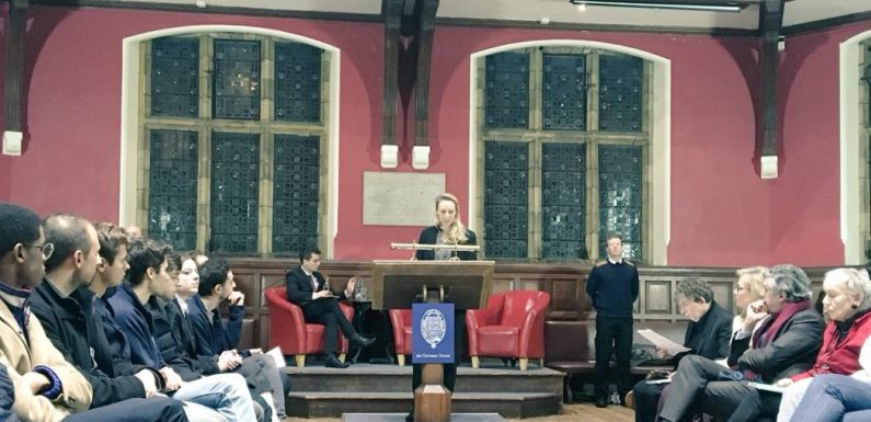 A Oxford, Marion Maréchal défend le populisme