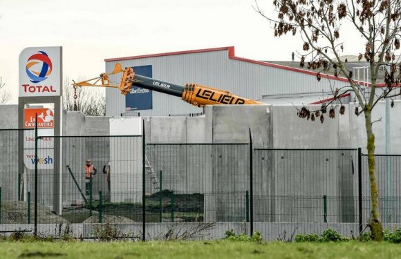 Calais : construction d’un mur « anti-migrants » autour d’une station-service afin d’empêcher les clandestins de grimper dans les camions