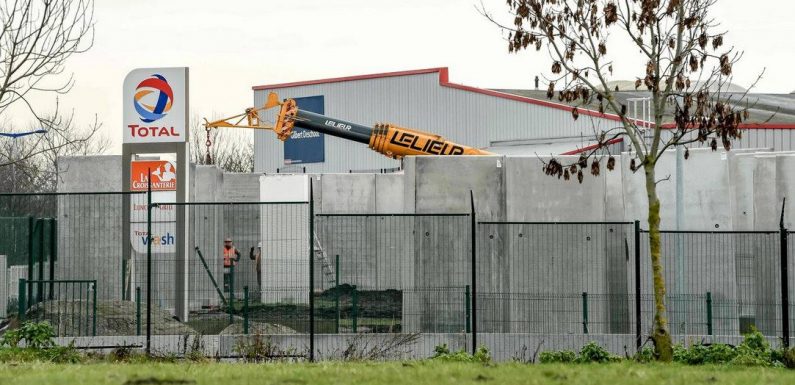Calais : construction d’un mur « anti-migrants » autour d’une station-service afin d’empêcher les clandestins de grimper dans les camions