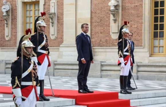 « De Davos à Versailles, du beau monde au château »