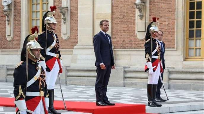 « De Davos à Versailles, du beau monde au château »