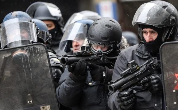 « Faudra-t-il des morts ? » La justice appelée à arbitrer l&rsquo;usage controversé du LBD