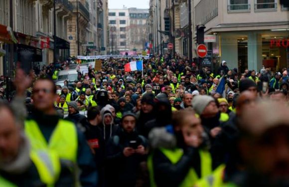 « Nous, on veut être acteurs de nos vies » : à Paris, les « gilets jaunes » de retour dans la rue