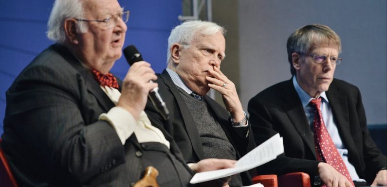 Vidéo : pourquoi les économistes se trompent-ils tout le temps ? Les explications de 3 « prix Nobel »