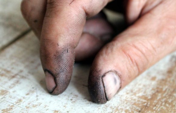 Le mécanicien de rue, un expert de la « débrouille » au cœur de la précarité