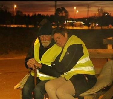 «Foule haineuse» : en réponse à Macron, une photographie de deux Gilets jaunes devient virale