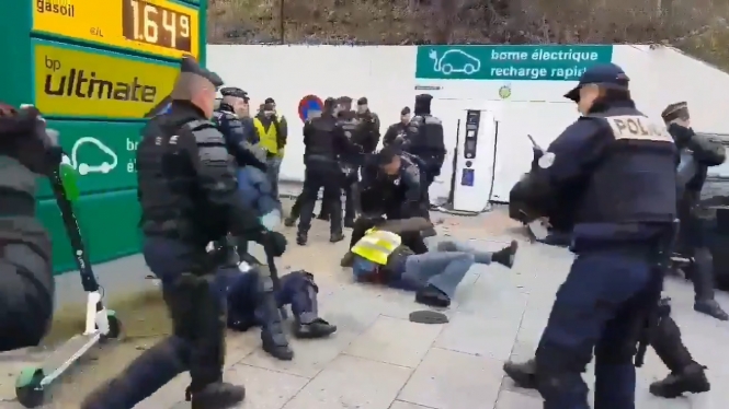 Gilets jaunes: Police inquiries rise as arrests mount