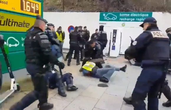 Gilets jaunes: Police inquiries rise as arrests mount