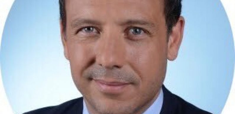 “En même temps” : avant de détruire la filiation, l’Elysée nomme un Secrétaire d’Etat à l’Enfance