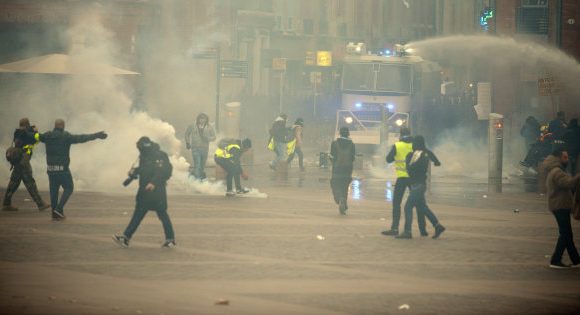Menacée de viol par des gilets jaunes, une journaliste raconte