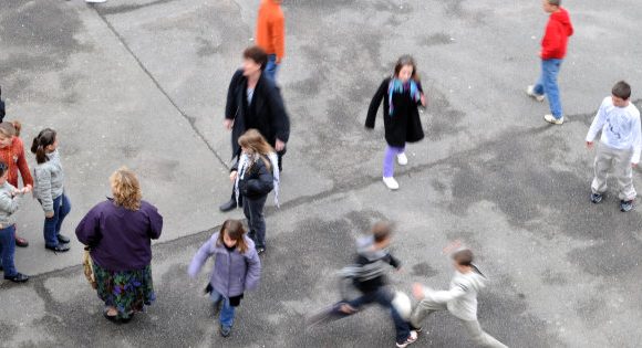 « Gilets jaunes contre CRS », le jeu à la mode dans les cours de récréation
