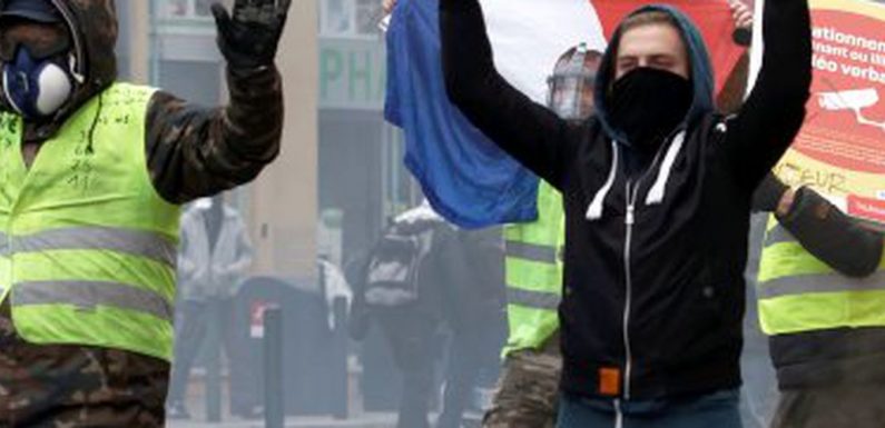 Boulons, marteau et couteau : 6 mois ferme pour des Gilets jaunes de l’Acte XI