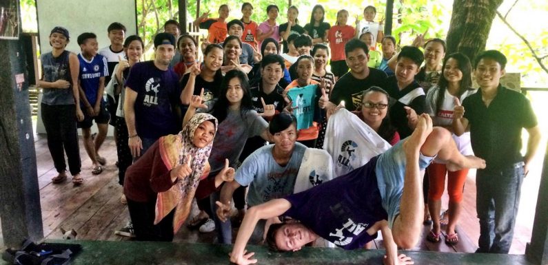 VIDÉO. Ces deux frères se rendent dans les pays défavorisés pour apprendre le hip-hop aux enfants