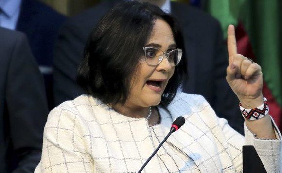 Damares ataca feministas: não gostam de homens porque são feias