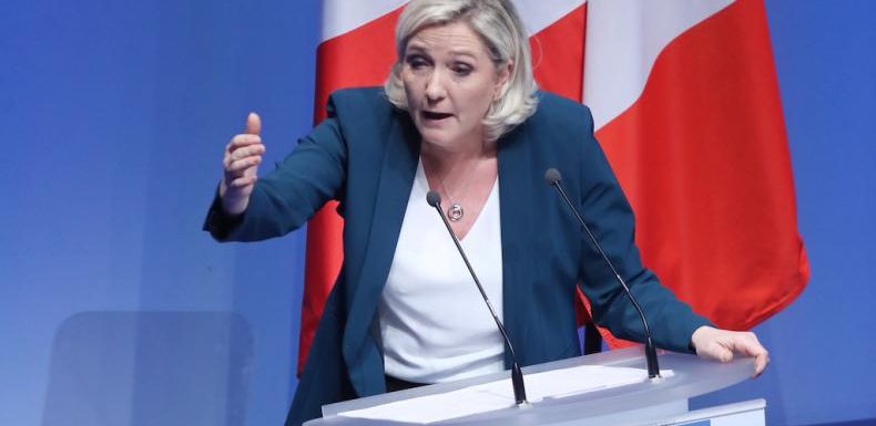 Marine Le Pen encense l’Europe… pour mieux tailler l’Union européenne