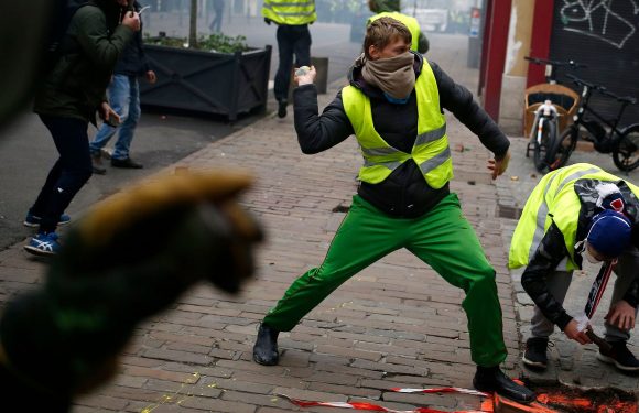 Une ex-ministre justifie les agressions de journalistes