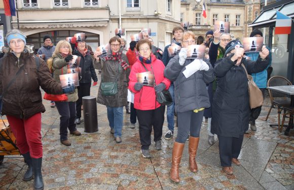 Melun (77) : 30 membres de 5 associations organisent des flash-mobs dans le centre ville pour défendre les jeunes migrants isolés