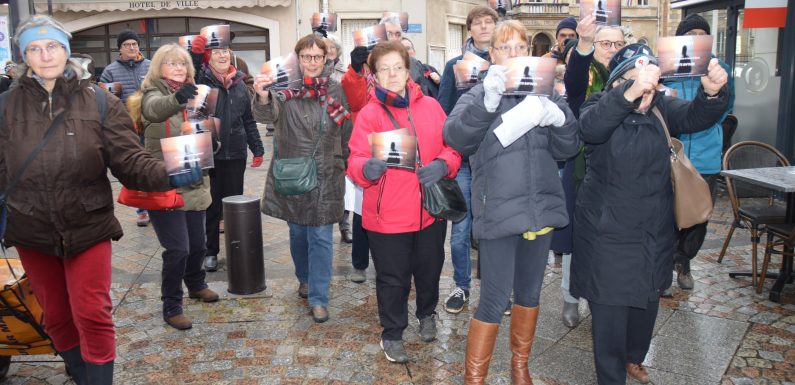 Melun (77) : 30 membres de 5 associations organisent des flash-mobs dans le centre ville pour défendre les jeunes migrants isolés