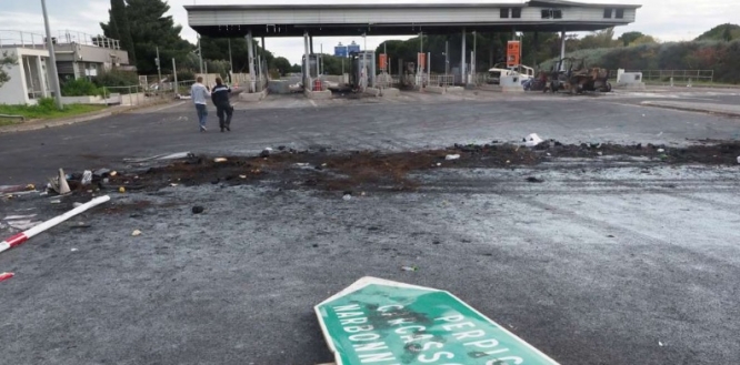 Gilets jaunes face prosecution after French péage fire